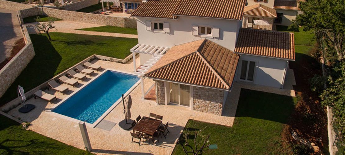 EFE Emlak için modern villa ve havuz manzarası